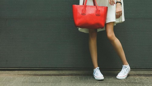 5 Sneakers Nyaman untuk Kamu yang Banyak Berdiri Saat Kerja 5 Sneakers Nyaman untuk Kamu yang Banyak Berdiri Saat Kerja