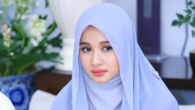 Foto: Inspirasi Hijab Laudya Cynthia Bella Saat Pengajian 