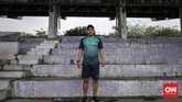 Ilham Jaya Kesuma salah satu pemain Persita saat era kejayaan sepakbola Tangerang. Kini pemain yang berhasil dua kali menggondol gelar top scorer Liga Indonesia menjadi pelatih bagi pemain muda Persita. (CNN Indonesia/Adhi Wicaksono)