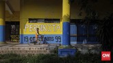 Laskar Benteng Viola (kelompok suporter Persita) dan pendukung Persikota yang terkenal dengan Benteng Mania (Betman) akan kehilangan saksi sejarah, kejayaan sepak bola Tangerang. (CNN Indonesia/Adhi Wicaksono)