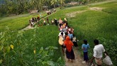 Meski demikian, Bangladesh tak dapat tinggal diam karena sekarang ini, sekitar 125 ribu Rohingya terdampar di perbatasan negaranya. (Reuters/Mohammad Ponir Hossain)