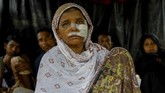 Mereka terpaksa tinggal di kamp pengungsian sementara, setelah ratusan orang etnis Rohingya lainnya tewas di tangan militer. (AFP Photo/K M Asad)