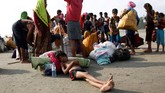 Bangladesh menyatakan tak dapat lagi menerima pengungsi karena saat ini negaranya sudah menampung sekitar 400 ribu imigran Rohingya di kamp di Cox's Bazar. (Reuters/Mohammad Ponir Hossain)