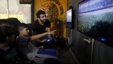 Dalam acara tersebut, seorang pionir band rap harus melarikan diri dari panggung setelah sebuah kerumunan orang marah dengan apa yang dilihat mereka sebagai gestur tangan yang ofensif dari sang penampil. (REUTERS/Mohammed Salem)