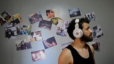 Cukup sulit bagi warga Palestina biasa, termasuk musisi dan seniman, untuk mencari nafkah di wilayah pesisir kecil yang dikelilingi oleh Israel dan Mesir. (REUTERS/Mohammed Salem)