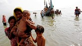 Untuk mencapai Bangladesh, mereka harus melalui perjalanan darat yang berat atau mengadu nasib lewat jalur air. (Reuters/Mohammad Ponir Hossain)
