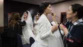 Sekitar 4.000 pasangan dari 64 negara bertukar janji pernikahan di Korea Selatan pada Kamis (7/9), dalam sebuah upacara pernikahan massal yang dilakukan oleh Unification Church yang didirikan oleh pendeta Moon Sun Myung. (AFP PHOTO/Ed JONES)