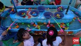 Jangan takut dompet bolong saat datang. Dengan uang Rp100 ribu, pengunjung yang membawa anak bisa puas mengajak bermain wahana permainan, yang tarifnya mulai dari Rp5.000 per sekali main.