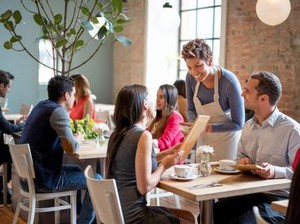 Ternyata Begini Cara Elegan Panggil Pelayan Restoran