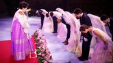“Upacara yang diberkati alam” ini diadakan untuk menandai peringatan kematian Moon Sun Myung yang ke-lima tahun. Gereja menyebut, “Peringatan Ke-5 Tahun Kenaikan Matahari Moon Sun Myung, Orangtua Asli Surga, Bumi dan Umat Manusia. (REUTERS/Kim Hong-Ji)