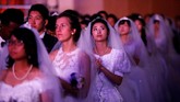Moon Sun Myung merupakan tokoh yang menuai kritik karena sejumlah kontroversi dan pernah dipenjara hampir setahun di Amerika Serikat atas kasus penggelapan pajak. Pada 1992, dia juga menyatakan bahwa istrinya adalah Mesias. (REUTERS/Kim Hong-Ji)