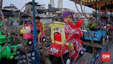 Dilihat dari kejauhan, kegembiraan pengunjung Taman Kalijodo memang kontras dengan suasana kumuh dan berantakan di sekitarnya. Tak ada wahana permainan yang mewah seperti di Disneyland, tapi hanya dengan wahana permainan yang sederhana mereka sudah terlihat bahagia.