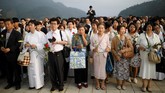 Unification Church, sebanyak 20 ribu pasangan dari seluruh dunia berpartisipasi dalam upacara tersebut melalui internet. (REUTERS/Kim Hong-Ji)