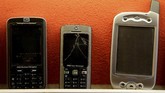 Saat ini, ia telah mengumpulkan 1.500 model atau sekitar 3.500 unit duplikat ponsel dari berbagai merek. (REUTERS/David W Cerny)