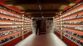 Seorang pria asal Slovakia, Stefan Polgari membuat museum berisi ponsel fitur yang sempat tenar di era '90-an hingga awal 2000-an. (REUTERS/David W Cerny)