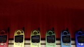 Meski memiliki ribuan koleksi ponsel jadul, saat ini Stefan menggunakan iPhone sebagai ponsel sehari-harinya. (REUTERS/David W Cerny)