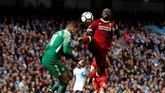 Petaka bagi Liverpool terjadi pada menit ke-37 ketika penyerang mereka, Sadio Mane, melanggar kiper Manchester City Ederson Moraes dalam duel perebutan bola. (Action Images via Reuters/Lee Smith)