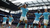 Injury time babak pertama berjalan lima menit, Manchester City berhasil menggandakan keunggulan melalui gol sundulan Gabriel Jesus memanfaatkan umpan silang Kevin De Bruyne. (REUTERS/Phil Noble)