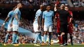 Wasit Jon Moss tidak punya pilihan lain kecuali memberi Sadio Mane kartu merah langsung karena pelanggaran terhadap kiper Manchester City Ederson. (Action Images via Reuters/Lee Smith)