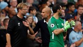 Manajer Liverpool Juergen Klopp (kiri) dan manajer Manchester City Pep Guardiola berbicara setelah Sadio Mane mendapat kartu merah. Di bagian depan terlihat Claudio Bravo bersiap menggantikan posisi Ederson. (Action Images via Reuters/Lee Smith)