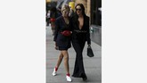 Pemandangan para pengunjung yang modis seolah sedang berparade mudah ditemui di jalanan sekitar lokasi penyelenggaraan New York Fashion Week 2017 kali ini. Padupadan yang pas dan aksesori nyentrik kerap mencuri perhatian publik. (REUTERS/Amr Alfiky)