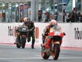 Kehabisan Bensin, Zarco Dorong Motor Hingga Finis di Misano