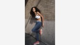 Bergaya kasual dan melabrak aturan berpakaian di pekan peragaan busana juga jadi salah satu pilihan. Setidaknya ini yang ingin disampaikan model dengan tank top dan jins saat berpose di luar Skylight Clarkson Square usai peragaan Chromat Spring Summer 18 collection. (REUTERS/Brenna Weeks)