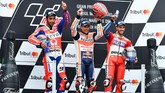 Danilo Petrucci, Marc Marquez, dan Andrea Dovizioso berada di podium GP San Marino. Kemenangan di Misano membuat Marquez menggeser posisi Dovizioso di puncak klasemen sementara MotoGP 2017. (AFP PHOTO / ANDREAS SOLARO)