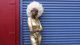 Model dan blogger Fennella Like Whoa membuat siapapun menoleh sejenak padanya dengan pilihan busana yang serba emas. Whoa dipotret saat hadir di pekan peragaan busana New York Fashion Week, hari ketiga pada (9/11) lalu. (REUTERS/Joe Penney)
