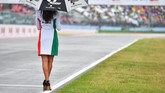 Seorang gadis payung di pinggir Sirkuit Misano. Balapan GP San Marino, Minggu (10/9), berlangsung di kondisi trek yang basah. (AFP PHOTO / ANDREAS SOLARO)