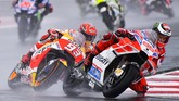 Start dari posisi kelima, Jorge Lorenzo sebenarnya sempat memimpin jalannya balapan GP San Marino di Sirkuit Misano, Minggu (10/9). (AFP PHOTO / Marco BERTORELLO)