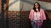 Pengarah gaya dan blogger Belle Bakst merayakan pink dan garis-garis hitam putih. Aksinya cukup menarik perhatian publik saat hadir di lokasi penyelenggaraan NYFW, pada Minggu (10/9). (REUTERS/Joe Penney)