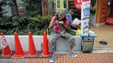 Nishi sempat pasrah bila ia akan meninggal seperti binatang jalanan lantaran hanya dapat mampu bertahan dengan air selama tiga pekan. (REUTERS/Toru Hanai)
