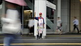 Begitu pula dengan Masayoshi Koiso (tengah). Di usianya yang ke-69, ia masih menjadi gelandangan dari satu stasiun ke stasiun lain. (REUTERS/Toru Hanai)