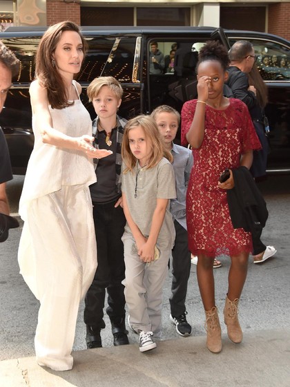 Angelina Jolie Habiskan Rp 13,5 Juta Dalam 1 Jam Belanja untuk Halloween Angelina Jolie Habiskan Rp 13,5 Juta Dalam 1 Jam Belanja untuk Halloween