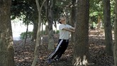 Namun alih-alih stres, para tunawisma ini memiliki kegiatan lain. Sebuah kelompok menari bernama H Sokerissa mengubah pola pikir mereka untuk menyerah pada keadaan. (REUTERS/Toru Hanai)