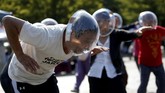 Banyak dari para anggota H Sokerissa yang meluapkan beban stres mereka dengan menari. Tak jarang, tarian itu kemudian menjadi bahan atraksi yang menguntungkan mereka. (REUTERS/Toru Hanai)