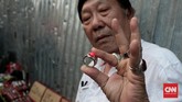 Yogi penyuka batu akik yang juga seorang guru tari tango ini, hampir tiap hari berburu batu akik murah meriah di kawasan pasar lama Jatinegara. Ia tidak memperdulikan keaslian batu akik. Asal suka, dia rela mengkocek kantongnya untuk membeli 5 sampai 10 batu akik tiap harinya. (CNN Indonesia/Andry Novelino)