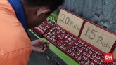 Hilangnya musim batu akik di tahun 2017 tidak menyurutkan semangat para pedagang yang berjualan di emperan toko pasar Jatinegara. Pedagang menyiasati dagangan dengan batu imitasi atau batu yang mempunyai kadar campuran plastik dan batu asli. Harga jualnya pun terbilang murah berkisar Rp15 ribu hingga Rp30 ribu. (CNN Indonesia/Andry Novelino)