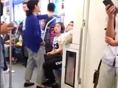 Tak Diberi Tempat Duduk di Kereta, Wanita Ini Lakukan Aksi Kocak Tak Diberi Tempat Duduk di Kereta, Wanita Ini Lakukan Aksi Kocak