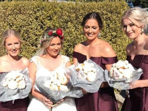 Unik Banget, Pengantin Wanita Berjalan ke Altar Bukan Bawa Bunga Tapi Donat Unik Banget, Pengantin Wanita Berjalan ke Altar Bukan Bawa Bunga Tapi Donat