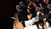 Robot rancangan ABB ini dilatih untuk mengikuti gerakan tangan Colombini, konduktor dari The Lucca Philharmonic Orchestra.