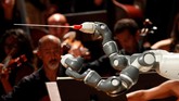 Robot ini merupakan dua tangan mekanis yang memandu para pemain orkestra.