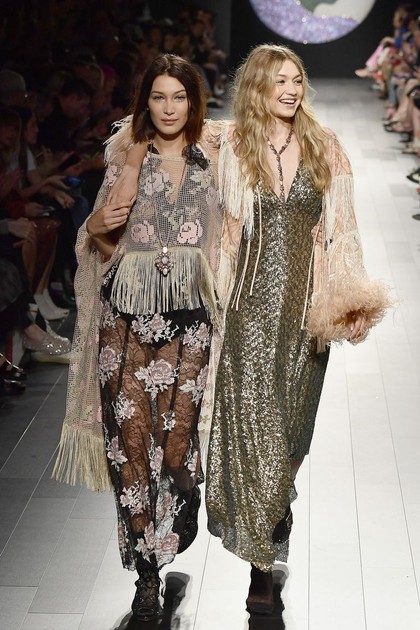 Bella Hadid Ungkap Rasanya Bersaing dengan Gigi Hadid Sebagai Model Bella Hadid Ungkap Rasanya Bersaing dengan Gigi Hadid Sebagai Model