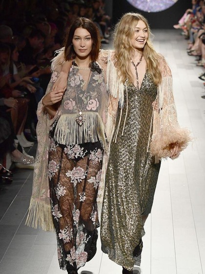 Sister Love! Bella Bantu Gigi Hadid yang Alami Malfungsi Busana di Catwalk Sister Love! Bella Bantu Gigi Hadid yang Alami Malfungsi Busana di Catwalk