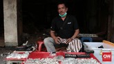 Aldel Caniago, seorang pedagang batuk akik emperan di sekitar pasar Jatinegara lama yang masih bertahan. Ia memulai berdagang batu akik dari tahun 2014, profesi sebelumnya adalah pedagang jam tangan di tempat yang sama. (CNN Indonesia/Andry Novelino)