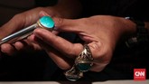 Batu akik Bacan Doko dan Palamea yang masih menjadi primadona di tahun 2017. Saat ini, hanya beberapa jenis batu akik saja yang masih diminati pembeli. Selain Bacan Doko dan Palamea, Solar Aceh dan Pancawarna Garut juga masih diminati. (CNN Indonesia/Andry Novelino)