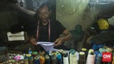 Nursami (49) penjahit yang membuka jasa permak busana menjadi salah satu yang terkena gusuran. Total bangunan liar yang akan dirobohkan berjumlah 60. Bangunan liar yang permanen atau semipermanen itu ada yang rumah tinggal, dan tempat usaha. (CNN Indonesia/ Hesti Rika)