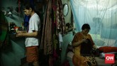 Ati Suratih (kanan) dan suaminya Muktar (kiri) sedang mengemasi barangnya bersiap untuk meninggalkan rumahnya yang akan digusur pada 14 September. Warga mendapat sosialisasi dari Dinas Perumahan dan Kawasan Pemukiman DKI Jakarta, untuk yang ber-KTP RW 16 Bindaracina akan dipindahkan ke rusunawa di daerah Cakung. (CNN Indonesia/ Hesti Rika)