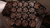 Sejumlah motif batik berhasil diproduksinya antara lain, motif buah mengkudu yang menjadi ikon Batik Betawi Terogong hingga motif ondel-ondel, tugu monas, penari yapong, kembang sepatu dan masih banyak motif lainnya yang menjadi ciri khas Jakarta. (ANTARA FOTO/Syailendra Hafiz Wiratama/)